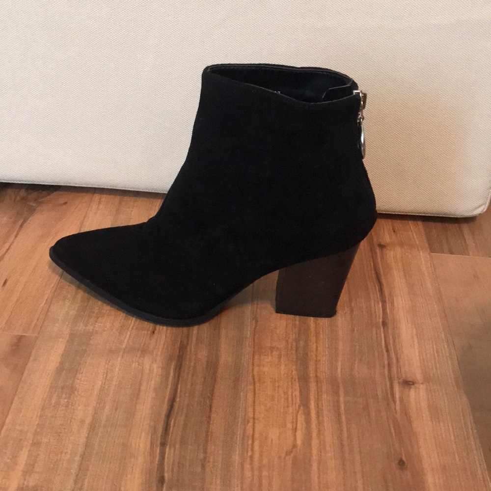 Pointed Toe Black Bootie